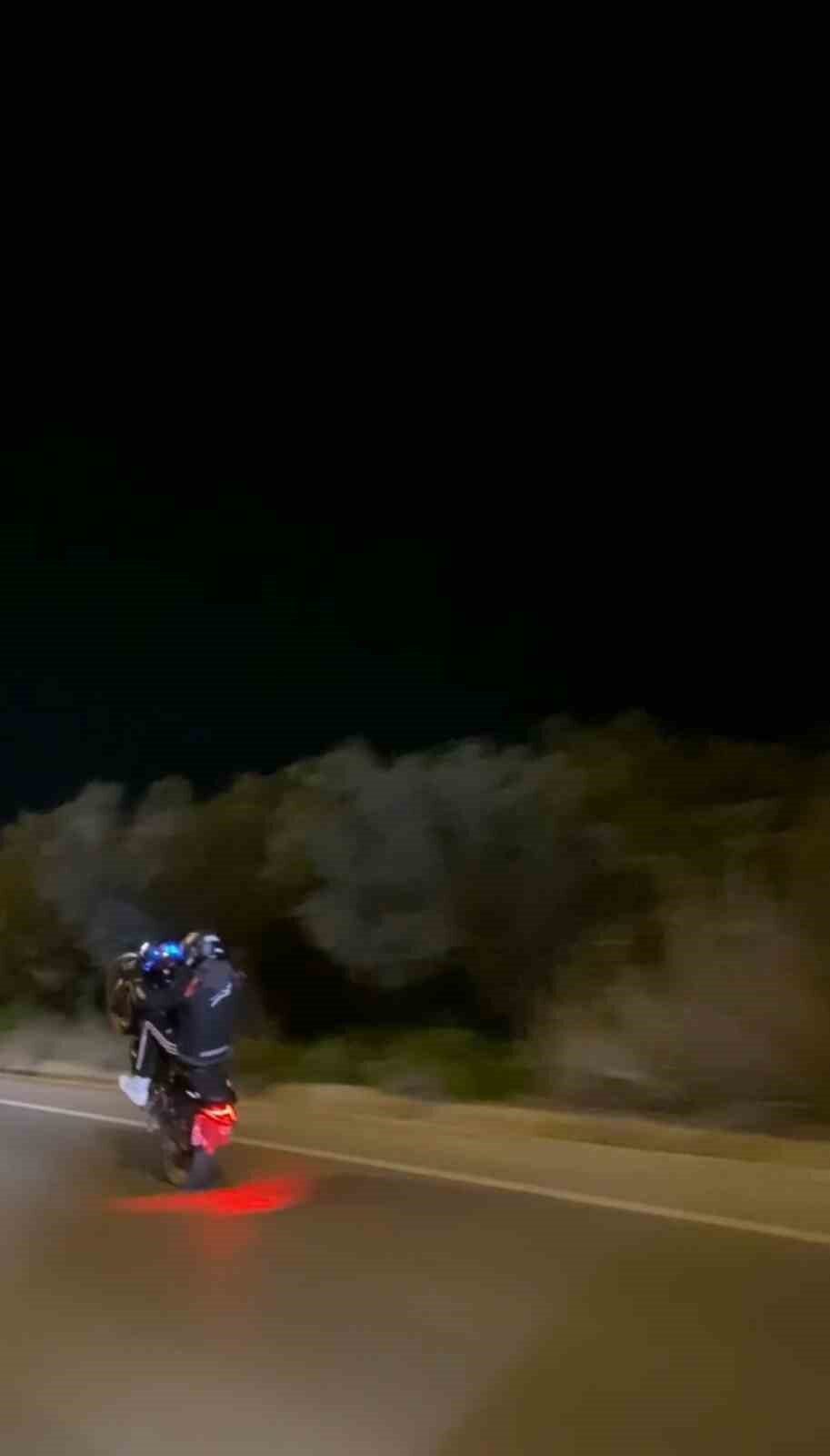 Bursa-Mudanya Yolu'nda motosiklet sürücüsü, ön tekerle tek teker üzerinde hızlı