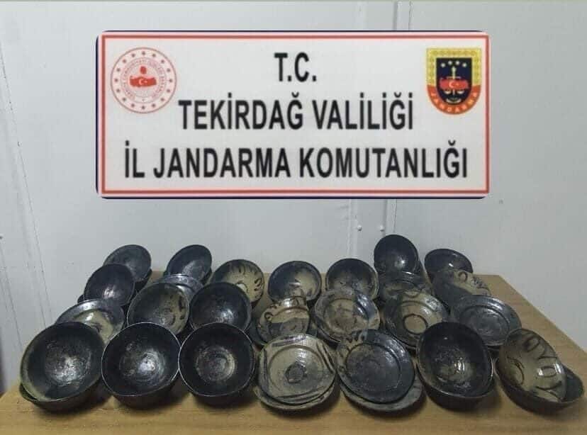 Tekirdağ’da Jandarma, Denizde Tarihi Eşya Kaçakçılığına Geçit Vermedi: 50 Tabak Ele Geçirildi Tekirdağ'da jandarma ekipleri, tarihi eser kaçakçılığı ihbarı üzerine Şarköy açıklarında