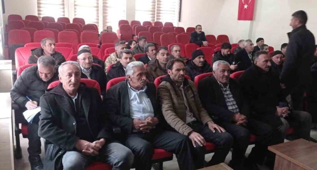 Tekman’da Çiftçilere Tarım Uygulamaları Hakkında Eğitim Verildi Tekman ilçesinde çiftçilere yönelik bir bilgilendirme programı düzenlendi. Tekman Kaymakamlığı