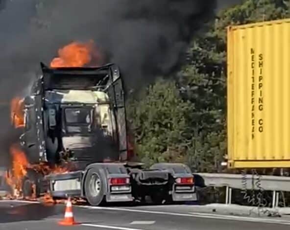 Bolu’da TEM Otoyolu’nda yanan tır, oto kurtarıcının müdahalesiyle yangından kıl payı kurtarıldı. Bolu'da TEM Otoyolu üzerindeki bir tır, bilinmeyen bir sebeple yanmaya