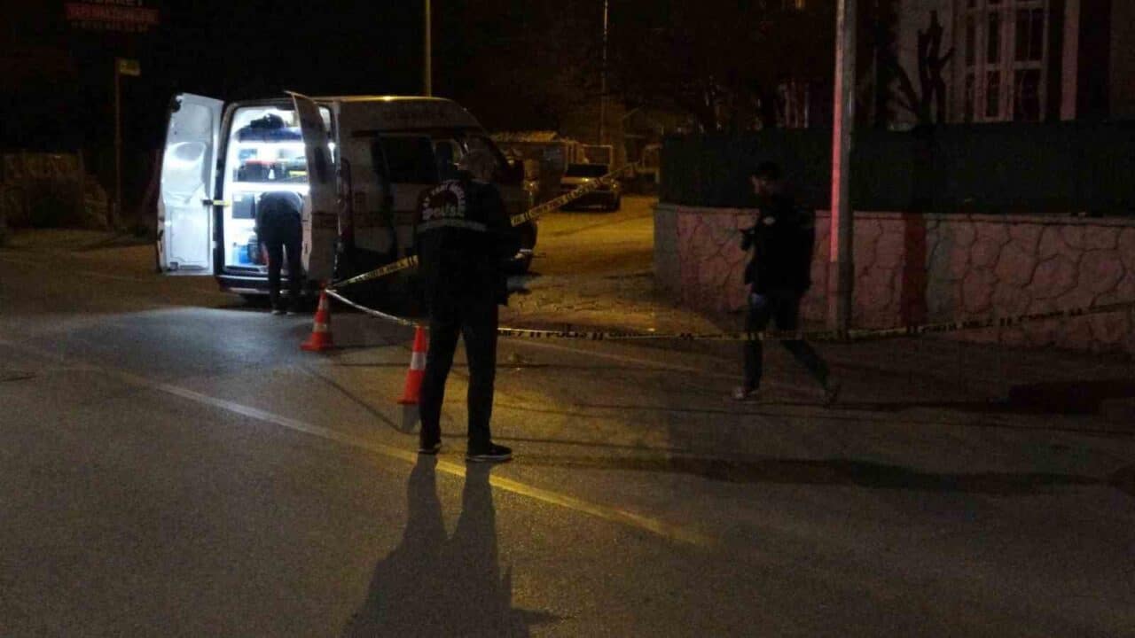 Malatya'nın Yeşilyurt ilçesinde U.T., ticari taksi içinde S.T. tarafından bacağından