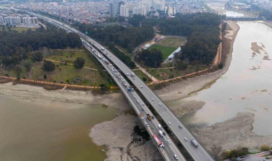 Adana’da tırın devrilmesi sonucu otoyolda trafik durma noktasına geldi. Adana'da Tarsus-Adana-Gaziantep Otoyolu'nda bir tırın devrilmesi sonucu trafik durma noktasına