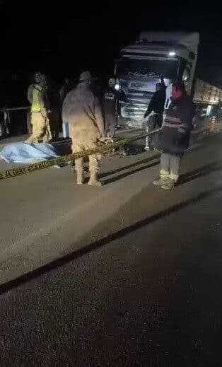 Hatay’da motosiklet ile tır çarpıştı, 2 genç yaşamını yitirdi. Hatay'ın Kırıkhan ilçesinde meydana gelen kazada, tırla çarpışan motosikletin sürücüsü