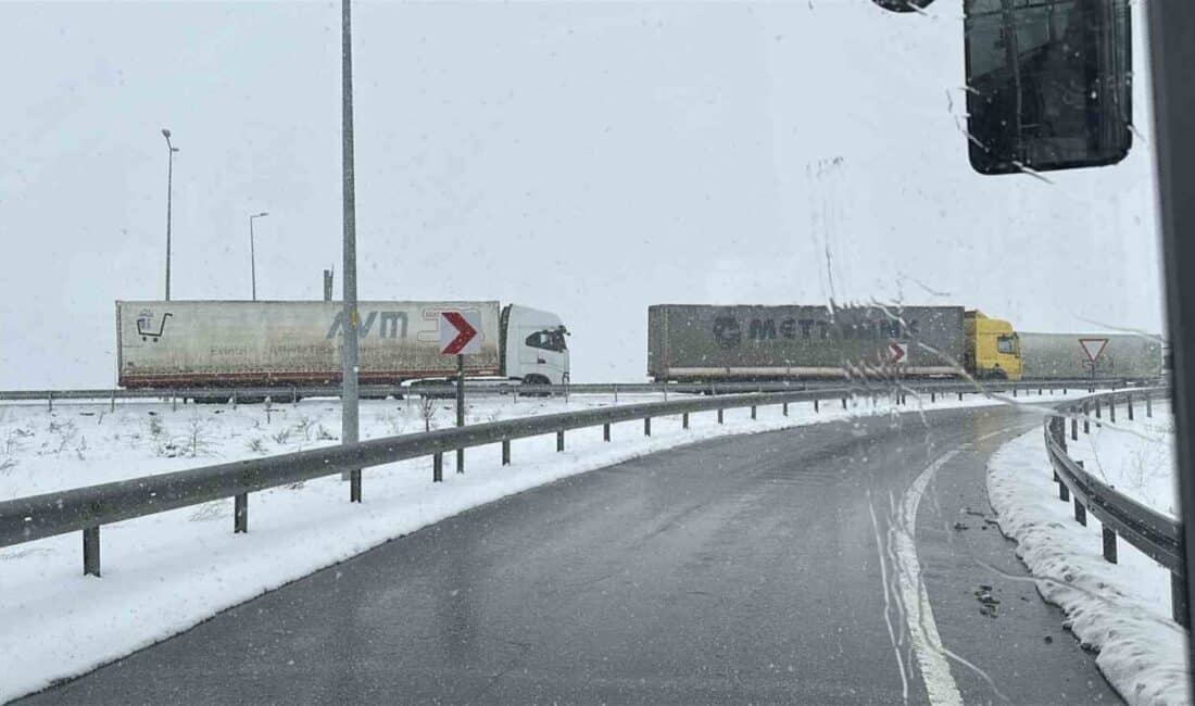Kayseri’deki yoğun kar yağışı nedeniyle Malatya yolu trafiğe kapandı, birçok tır yolda mahsur kaldı. Kayseri'de etkili olan yoğun kar yağışı nedeniyle Malatya ve Kahramanmaraş