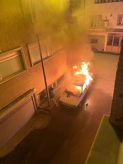 Bursa’da Eski Araç Alev Alev Yandı, Vatandaş Su Dökmeye Girişti Bursa'nın Osmangazi ilçesinde Tofaş Şahin marka eski bir araç bilinmeyen