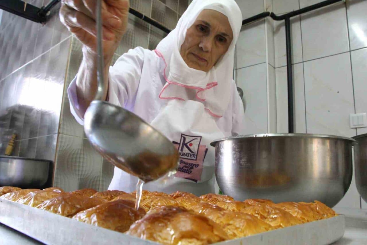 Trabzon'da Ramazan Bayramı yaklaşırken, tatlı imalathanelerinde yoğunluk arttı. Dila Börek