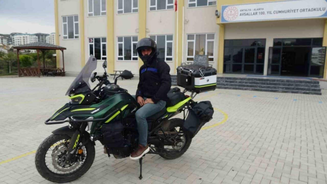 Alanya'da motosikletli öğretmen Erkan Kordon, trafik kontrolünde polis memurunun depremde