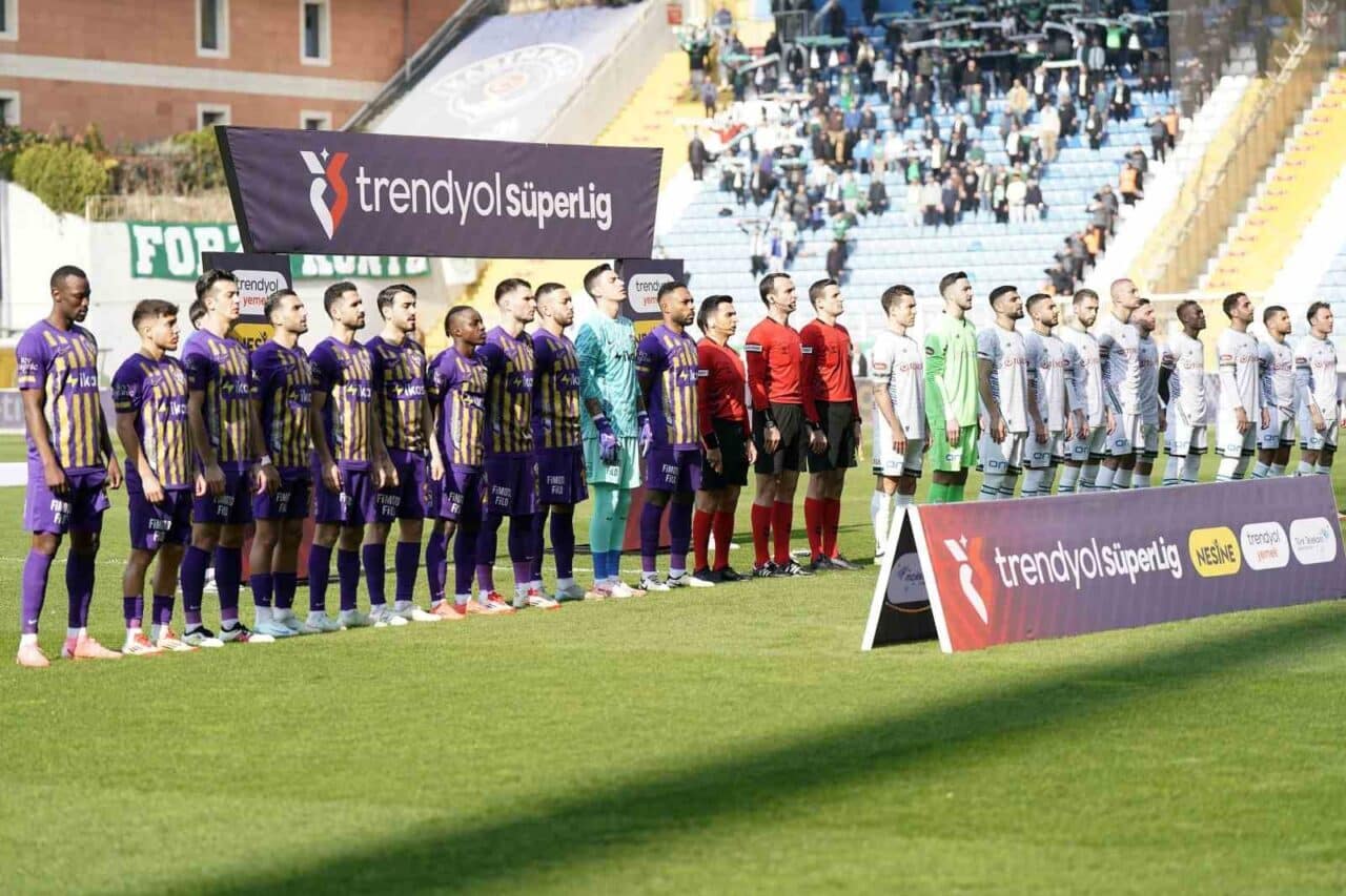 Trendyol Süper Lig'de Eyüpspor, Konyaspor'u 1-0 önde kapattığı ilk yarıda