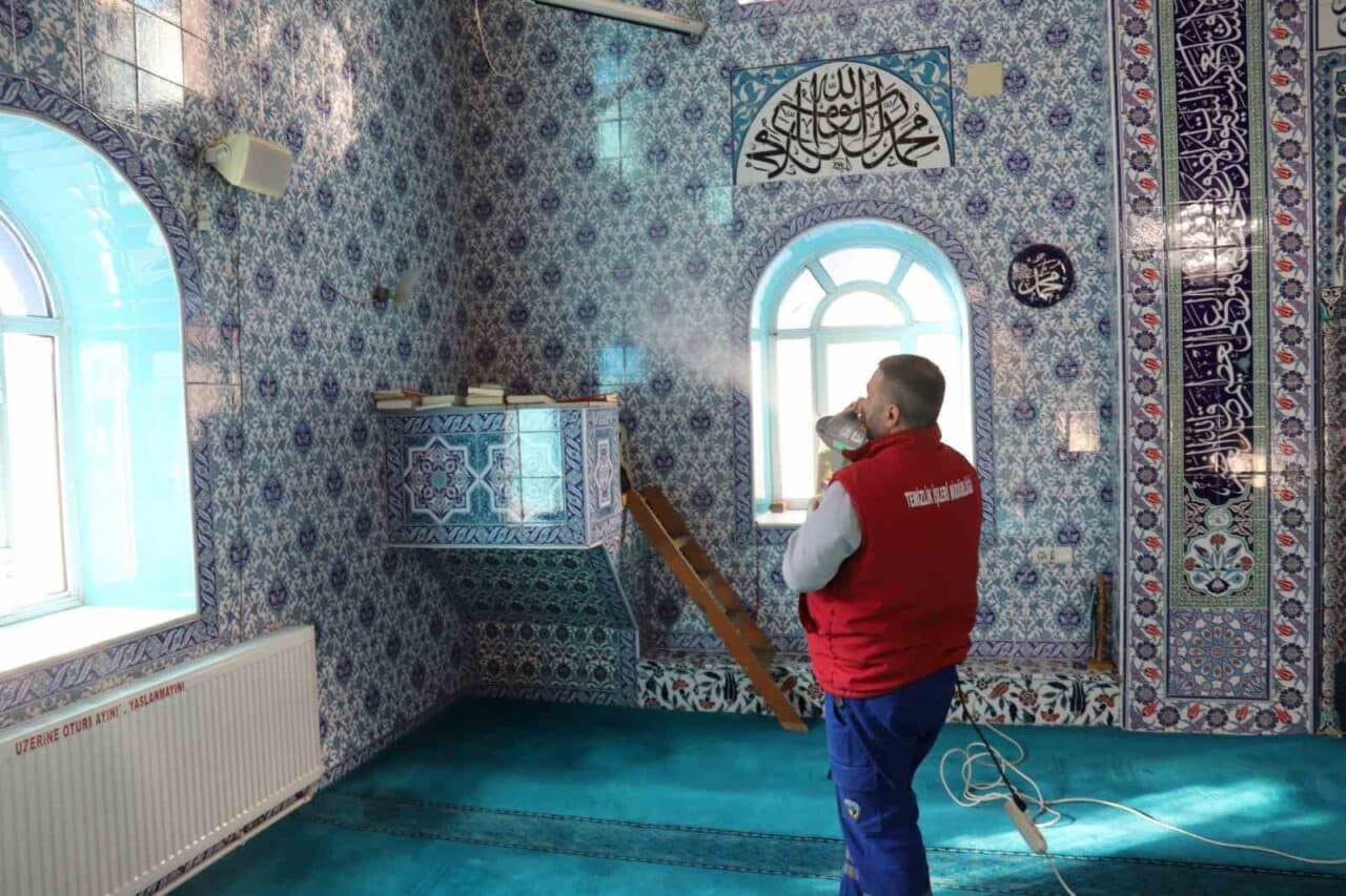 Turgutlu Belediyesi Temizlik İşleri Müdürlüğü, camilerin düzenli temizlik ve dezenfektesinin