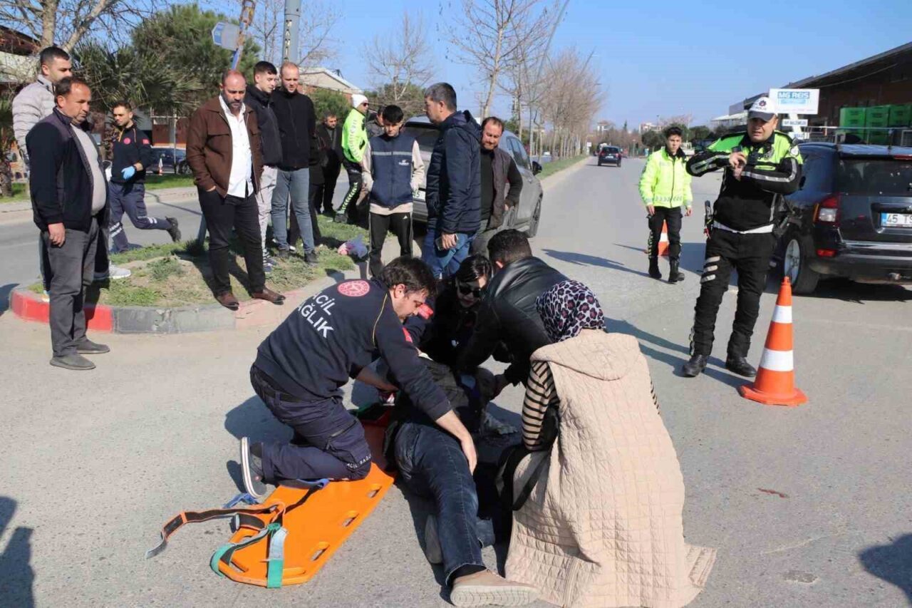 Manisa'nın Turgutlu ilçesinde, otomobil ve motosikletin çarpışması sonucu Uğur M.