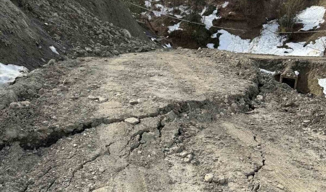 Türkeli’de Heyelan Nedeniyle Kapalı Yol Tekrar Açıldı Sinop'un Türkeli ilçesi Sarmaşık köyünde yaşanan küçük heyelan, köy yolunun