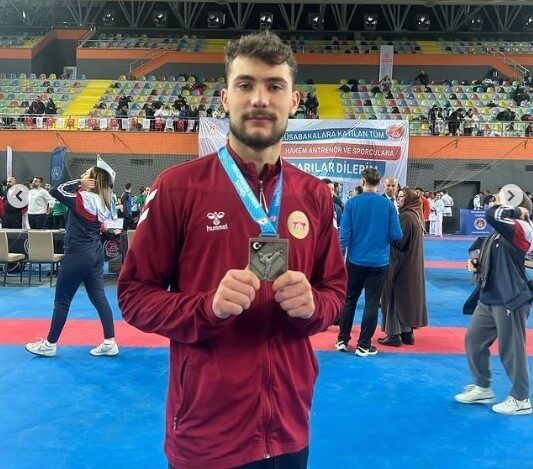 Trabzon'da düzenlenen Türkiye Karate Şampiyonası'nda Düzce Üniversitesi'nden Yusuf Eren Temizel,
