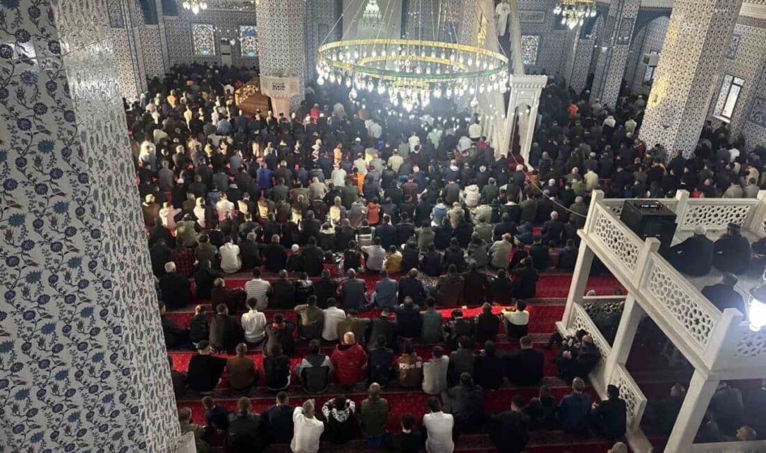 Iğdır’da Bayram Neşesi Camilerde Yapılan Namazlarla Başladı Ramazan ayının sona ermesinin ardından Iğdır'da yüzlerce kişi, sabah saatlerinde
