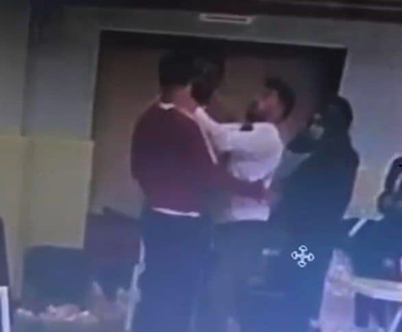 Malatya’daki Taekwondo Turnuvasında Antrenöre Kafa Atan Hakeme Ceza Verildi Malatya’da okullar arası taekwondo turnuvasında, antrenör Usame Zeyveli ile tartışan