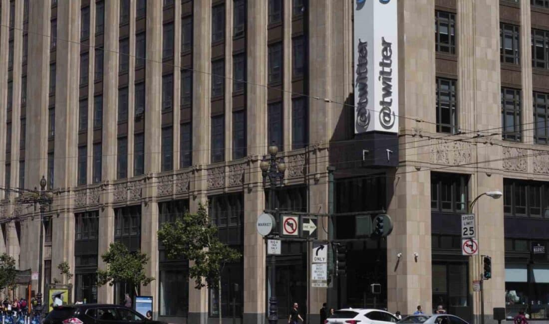 Elon Musk'ın "X" olarak yeniden adlandırdığı Twitter'ın mavi kuş logosu,