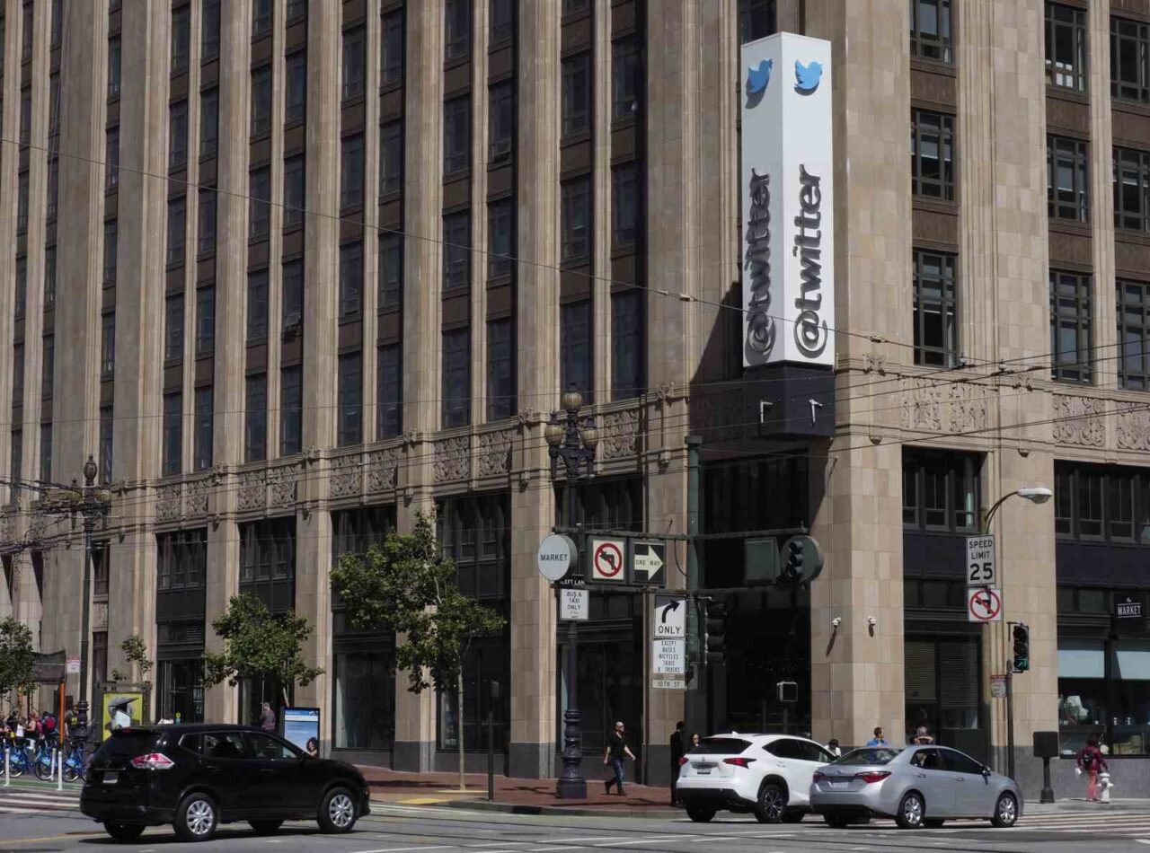 Elon Musk'ın "X" olarak yeniden adlandırdığı Twitter'ın mavi kuş logosu,
