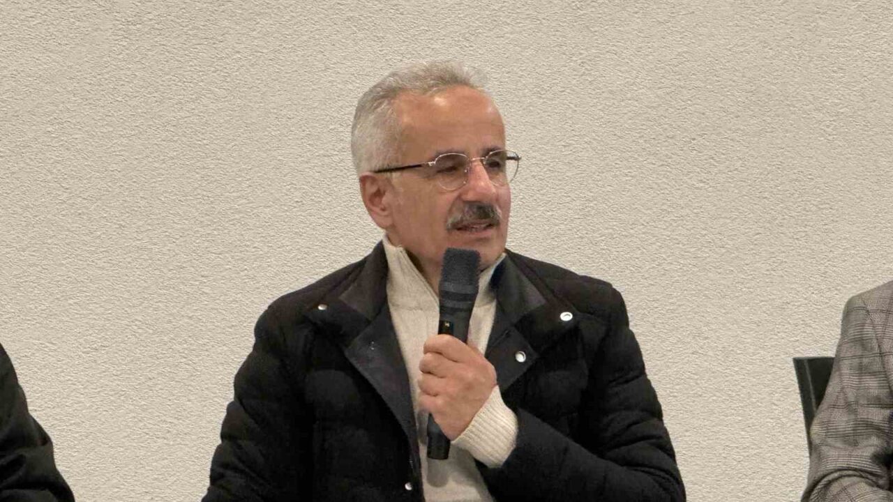Ulaştırma ve Altyapı Bakanı Abdulkadir Uraloğlu, Sarıyer'de balıkçılarla sahurda bir