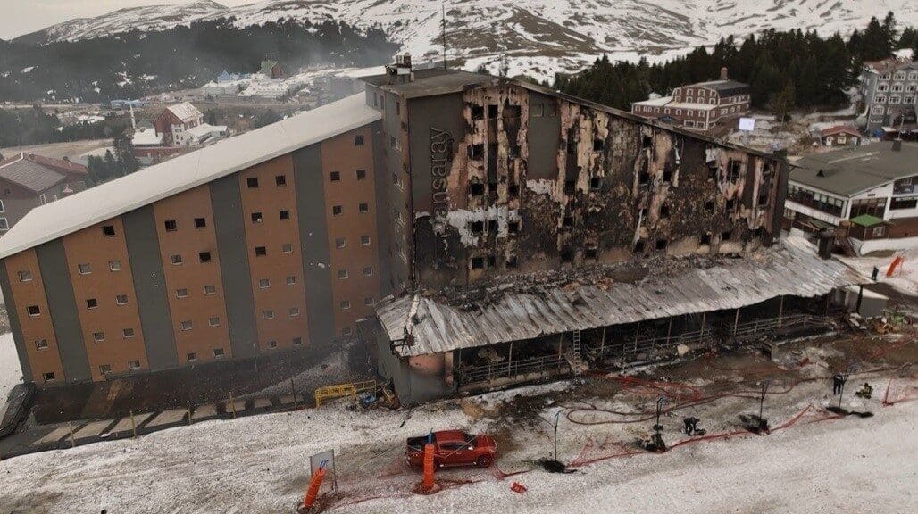 Uludağ'daki Kervansaray Otel'de sabah saatlerinde çıkan yangında milli kayakçı Berkin