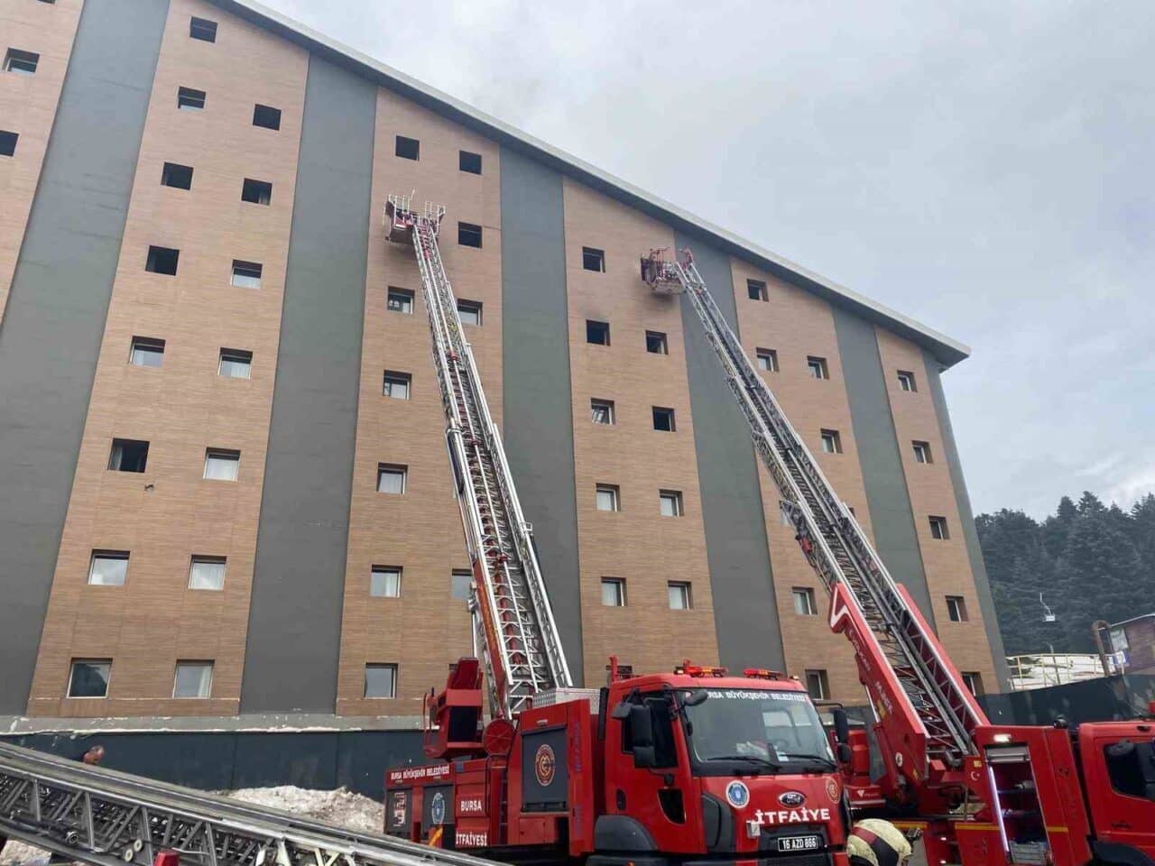Bursa Uludağ'daki Kervansaray Otel'de sabah saatlerinde çıkan yangında, 12 otel