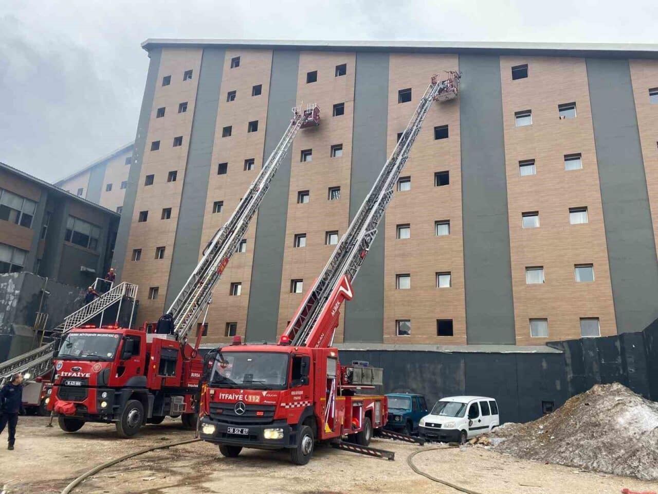 Uludağ'daki Kervansaray Otel'de meydana gelen yangında, milli kayakçı Berkin Usta