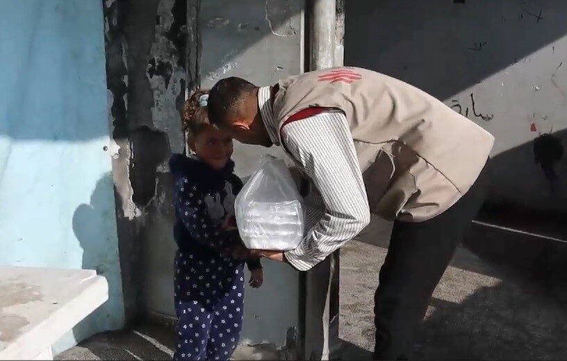 Ümraniye Belediyesi, Gazze’deki dayanışmayı güçlendirmek için günlük 1500 kişilik iftar sofrası kuruyor. Ümraniye Belediyesi, Jabalia Al Nazlah Belediyesi ile iş birliği yaparak