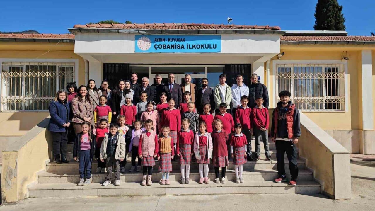 Aydın'ın Kuyucak ilçesindeki Çobanisa Okulu'nda, Atça Meslek Yüksekokulu öğrencileri, çocuklara