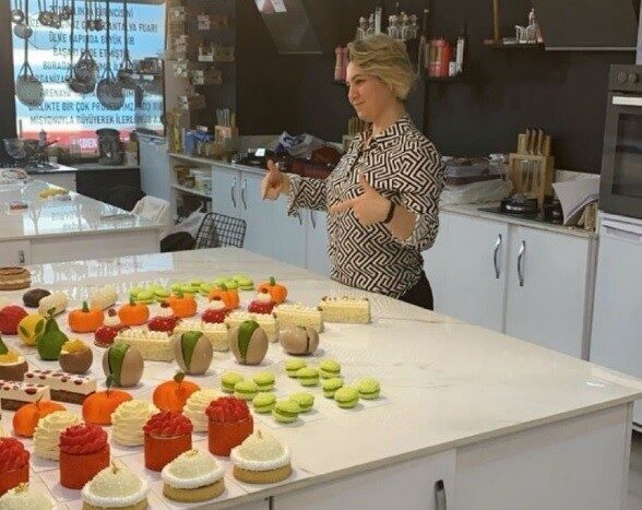 Tuba Öztürk, Tavşanlı’da Butik Pastacılıkta Yeni Lezzetlerle Karşımıza Çıkıyor Kütahya'nın Tavşanlı ilçesindeki butik pasta ustası Tuba Öztürk, İstanbul'da aldığı