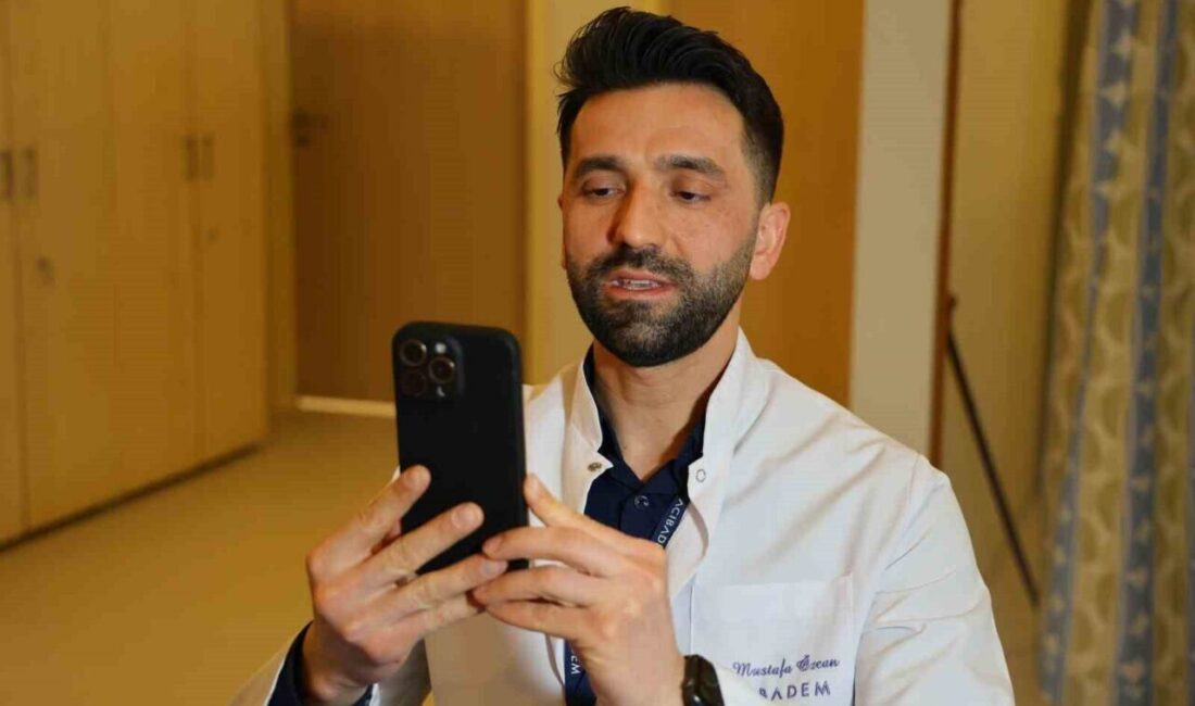 Fizyoterapist Mustafa Özcan, aşırı teknoloji kullanımının "Text Neck" sendromuna yol