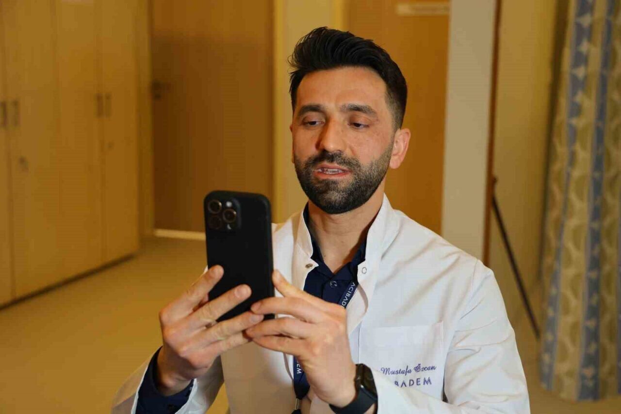 Fizyoterapist Mustafa Özcan, aşırı teknoloji kullanımının "Text Neck" sendromuna yol
