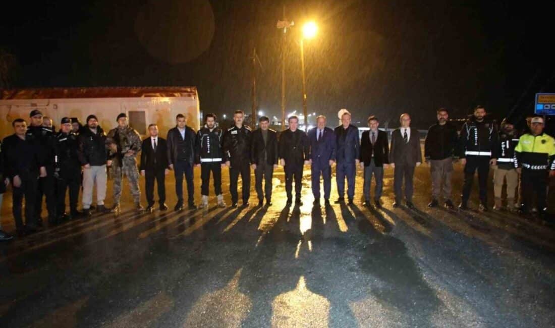 Vali Aydoğdu’dan Yol Kontrol Noktalarında Sürücülere Şeker İkramı Erzincan Valisi Hamza Aydoğdu, yol kontrol noktalarını ziyaret ederek sürücülere