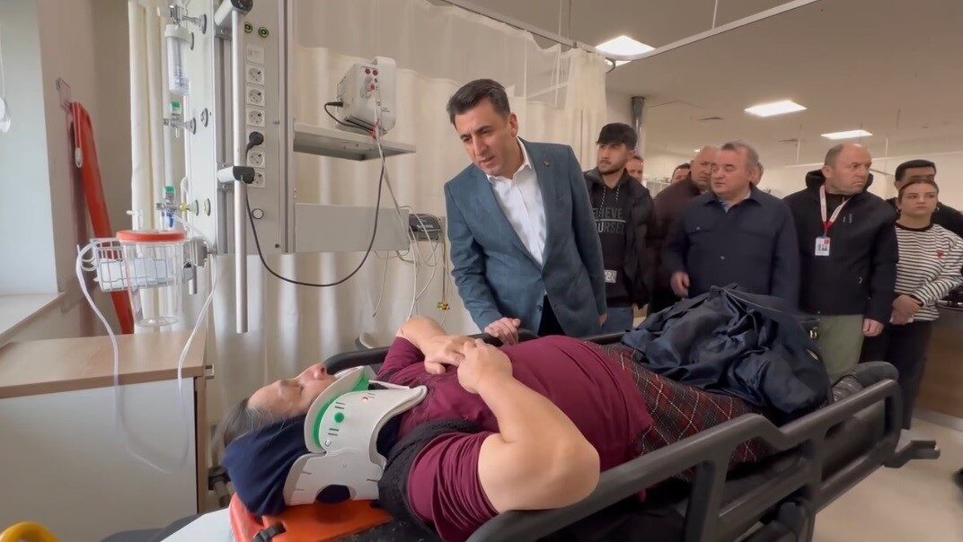 Bilecik Valisi Aygöl, Trafik Kazasında Yaralananları Hastanede Ziyaret Etti Bilecik Valisi Şefik Aygöl, Bozüyük-Eskişehir yolunda tırın yolcu otobüsüne çarpması