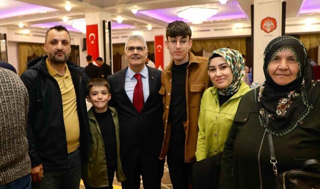 Niğde Valisi Cahit Çelik, şehit aileleriyle iftar buluşmasında bir araya geldi Niğde Valisi Cahit Çelik, eşi Nermin Çelik ile birlikte şehit