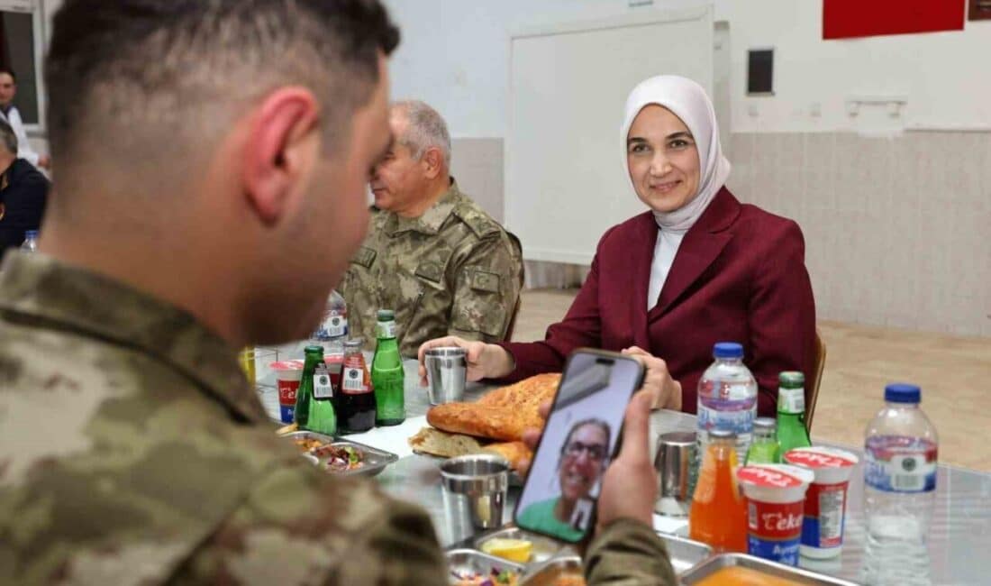 Afyonkarahisar Valisi Kübra Güran Yiğitbaşı, askerlerle birlikte iftar sofrasında buluştu. Afyonkarahisar Valisi Doç. Dr. Kübra Güran Yiğitbaşı, İkmal ve Garnizon