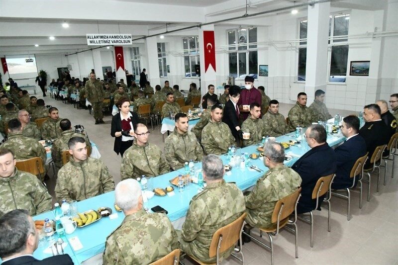 Tekirdağ’da Vali Soytürk ve Ordu Komutanı Tokel, askerlerle birlikte iftar yemeği düzenledi Tekirdağ Valisi Recep Soytürk ve 1. Ordu Komutanı Orgeneral Metin