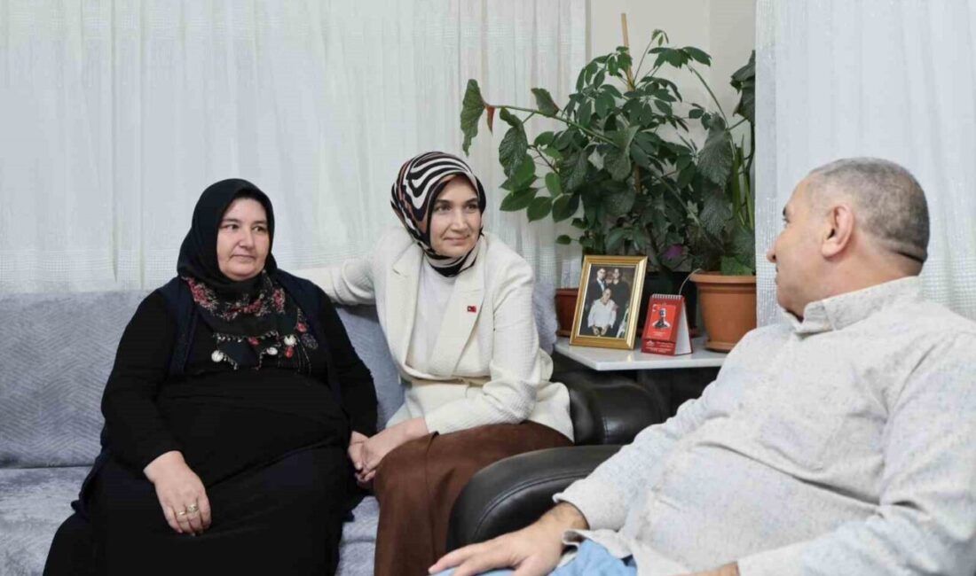 Vali Kübra Güran Yiğitbaşı, Şehit Mustafa Akkaya’nın Ailesini Ziyaret Etti Afyonkarahisar Valisi Kübra Güran Yiğitbaşı, şehit Mustafa Akkaya'nın ailesini ziyaret