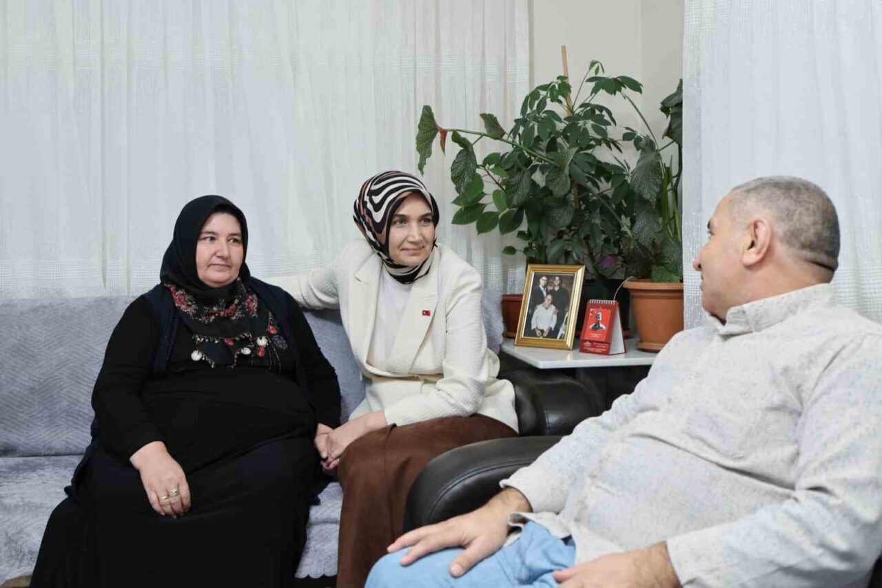 Afyonkarahisar Valisi Kübra Güran Yiğitbaşı, şehit Mustafa Akkaya'nın ailesini ziyaret