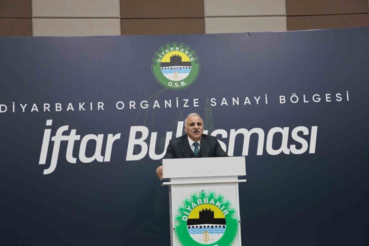 Diyarbakır Valisi Murat Zorluoğlu, Organize Sanayi Bölgesi'nde düzenlenen iftar programında,