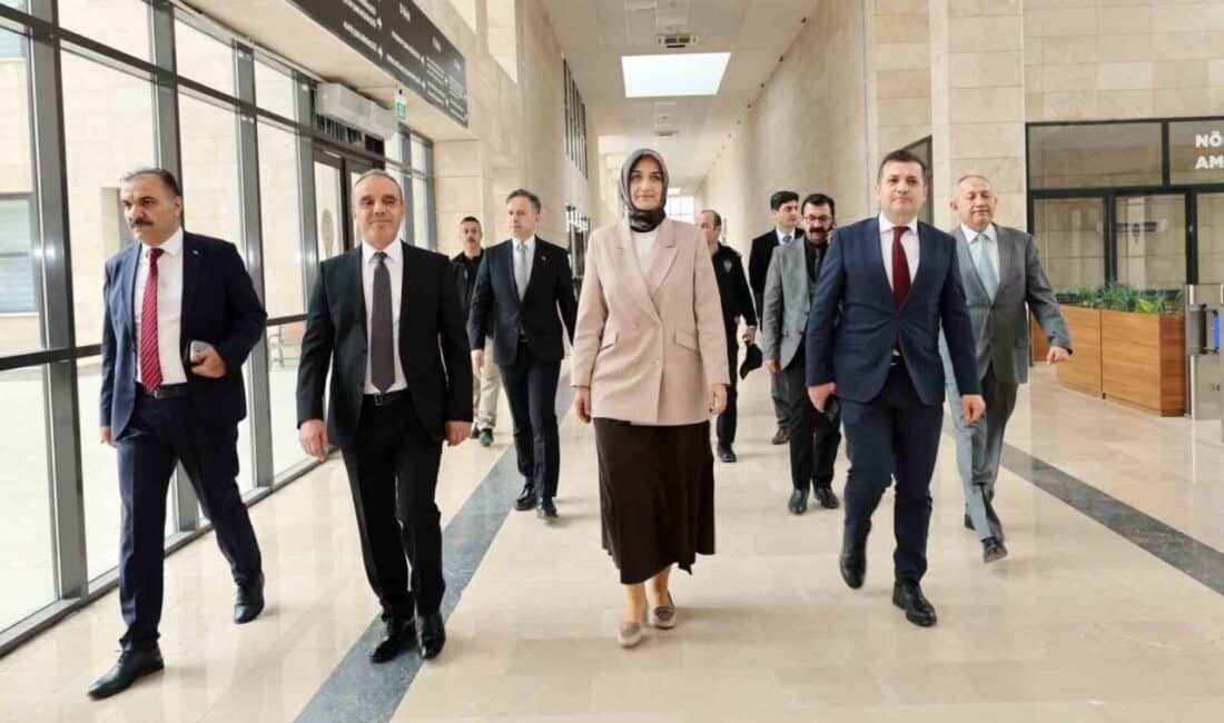 Afyonkarahisar’da gerçekleştirilen büyük çaplı silah kaçakçılığı operasyonuna vali’den teşekkür mesajı Afyonkarahisar Valisi Doç. Dr. Kübra Güran Yiğitbaşı, kentin en büyük