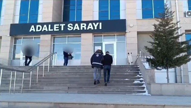 Van’da göçmen kaçakçılığı operasyonunda 10 kişi gözaltına alındı, 1’i tutuklandı Van'da gerçekleştirilen operasyonda "Göçmen Kaçakçılığı ve İnsan Ticareti" suçlamasıyla gözaltına