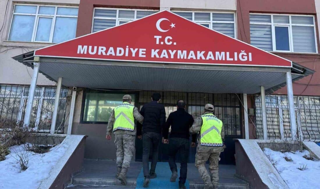 Muradiye’de Jandarma, Durdurulan Araçta 4 Düzensiz Göçmen ve 2 Şüpheliyi Yakaladı Van'ın Muradiye ilçesinde jandarma, şüpheli bir otomobili durdurarak içinde 4