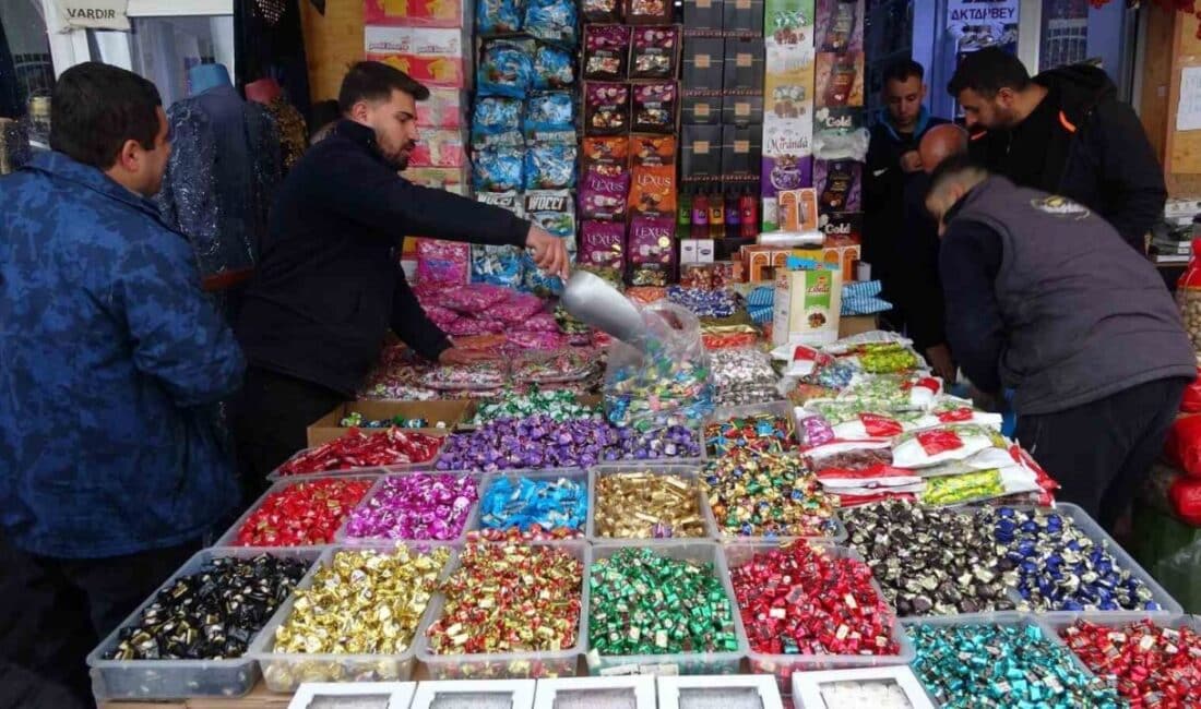 Ramazan Bayramı Öncesi Van’da Çarşı ve Pazarlar Kalabalıklaştı Ramazan Bayramı yaklaşırken Van’da çarşı ve pazarlarda yoğun bir kalabalık