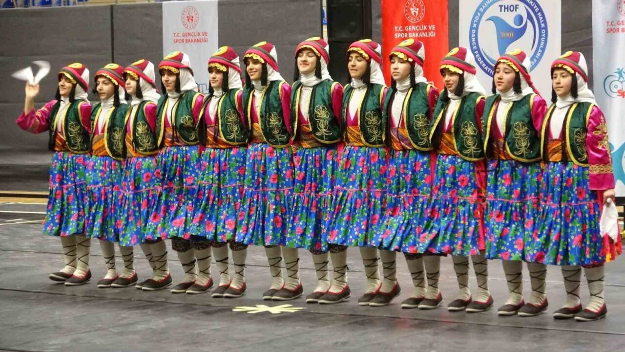Van’da düzenlenen "Okullar ve Kulüplerarası Halk Oyunları İl Birinciliği Yarışmaları",