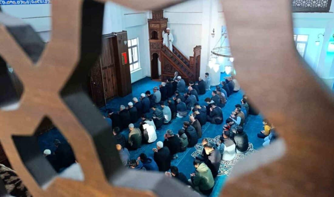 Van’da Bayram Coşkusu: Cami Cemaati Erken Saatlerde Bir Araya Gelerek Kucaklaştı Van'da Ramazan Bayramı sabahı camilere akın eden vatandaşlar, bayram namazı