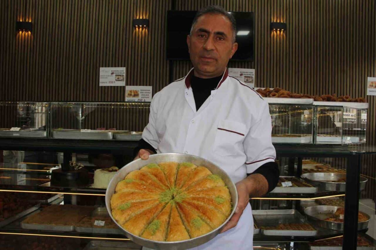 Van'daki tatlıcılar, Ramazan Bayramı için hazırlıklarını hızlandırdı. İşletmeler, tezgahlarını çeşitli