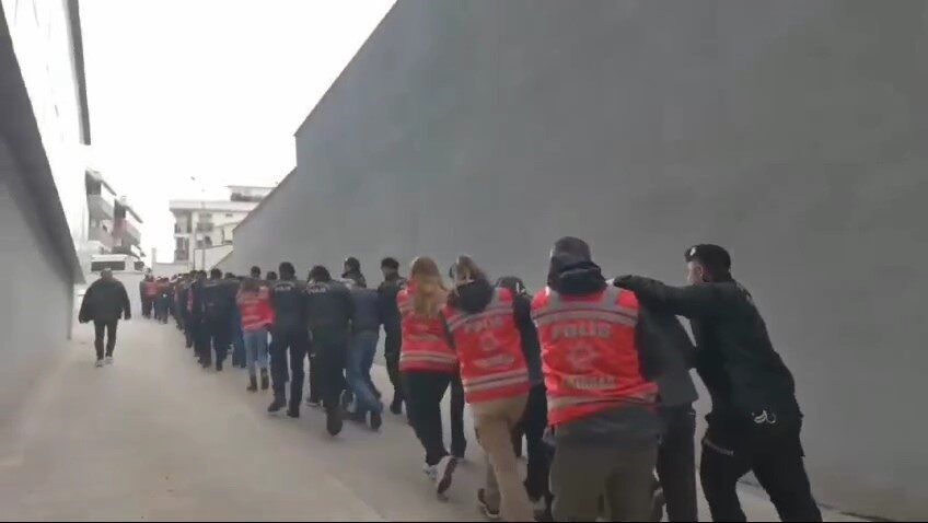 Tekirdağ merkezli dolandırıcılık çetesi: 28 gözaltı, 22 tutuklama! Tekirdağ merkezli 13 ilde sahte yatırım vaatleriyle dolandırıcılık yapan suç