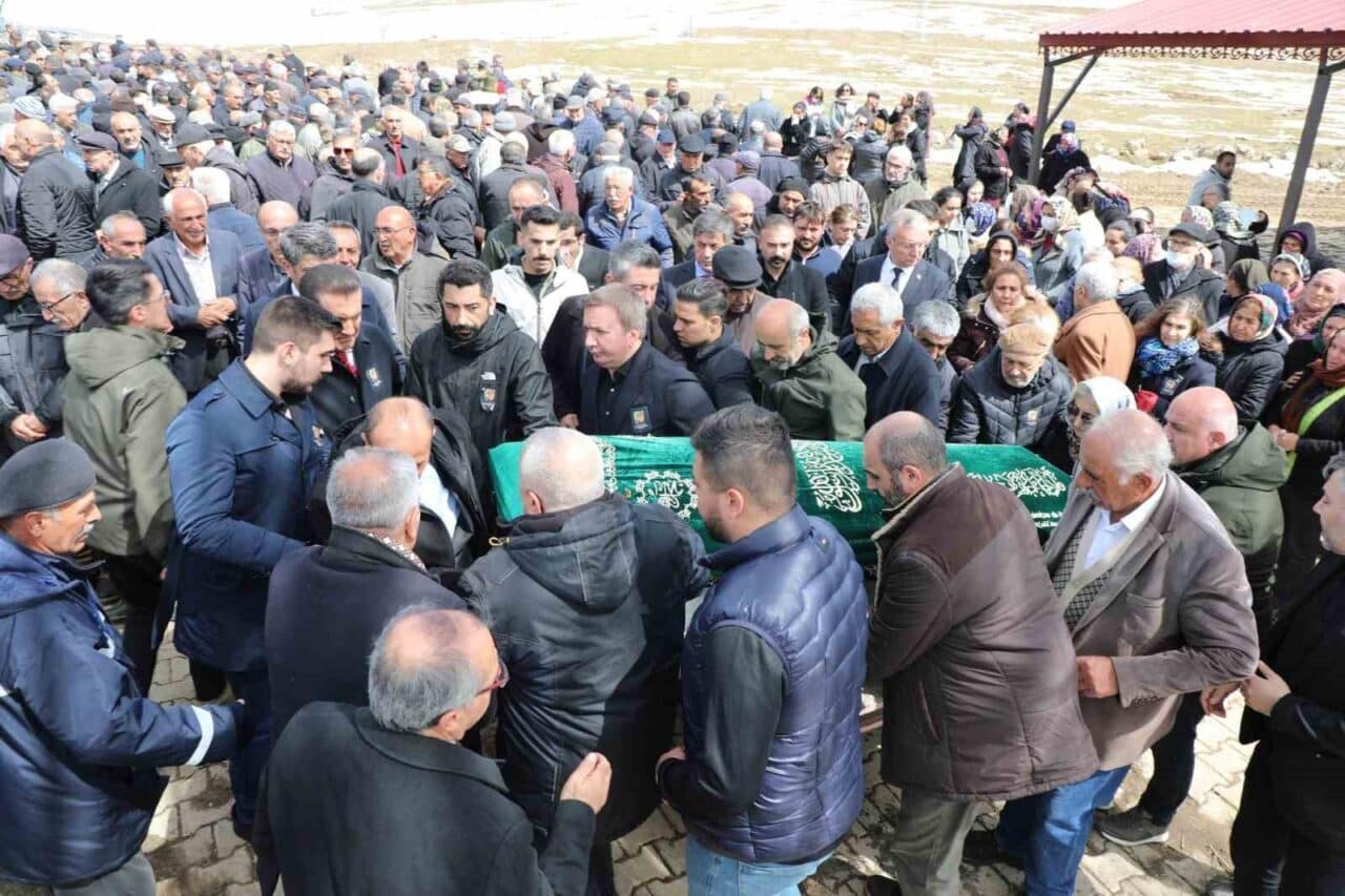 Erzincan'ın Refahiye ilçesinde vefat eden Cemevi Dedesi Hasan Eroğlu, düzenlenen