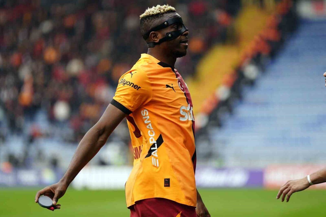 Galatasaray'ın Nijeryalı futbolcusu Victor Osimhen, Kasımpaşa'ya karşı oynanan maçta iki