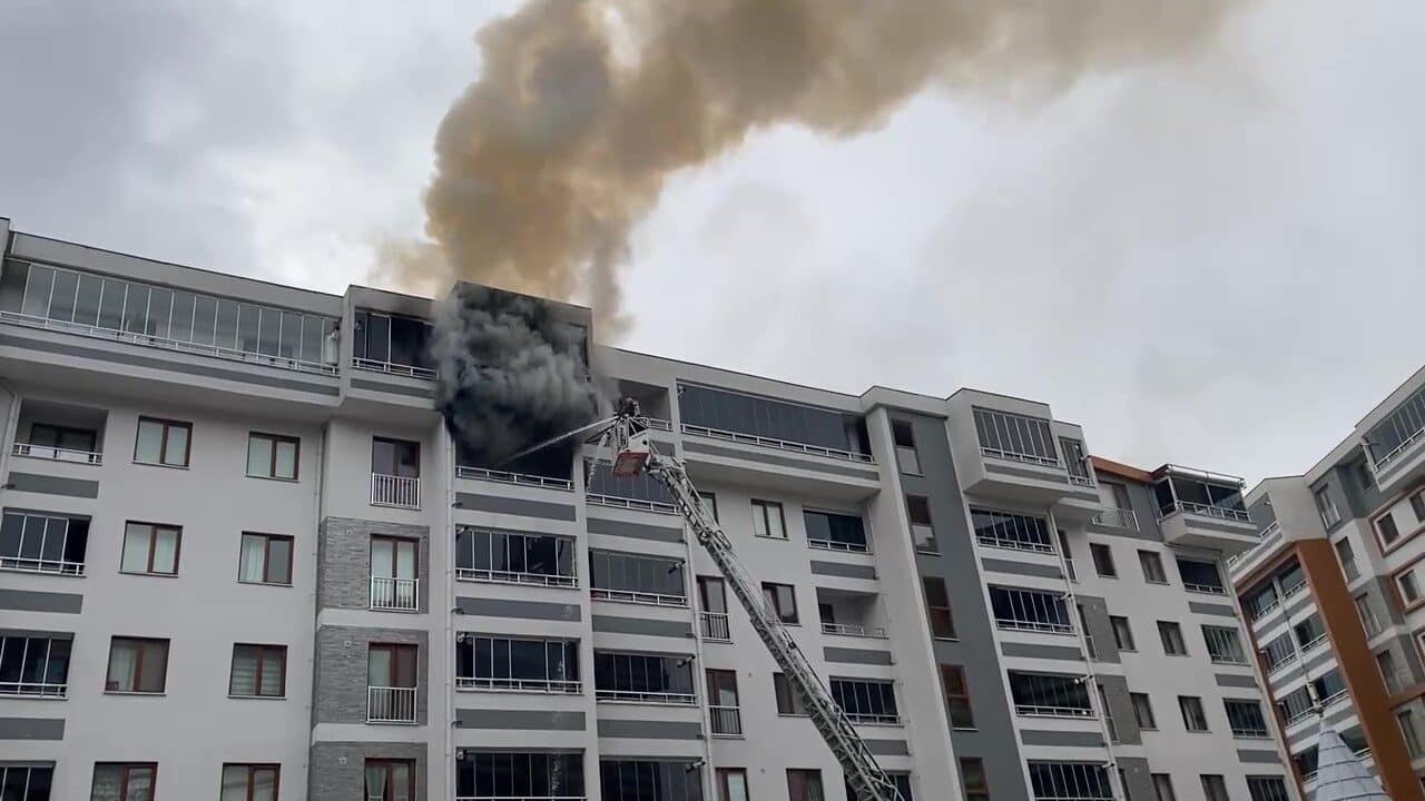 Kocaeli'nin Derince ilçesindeki Safir Konakları'nda çıkan yangın, site yöneticisinin yangın
