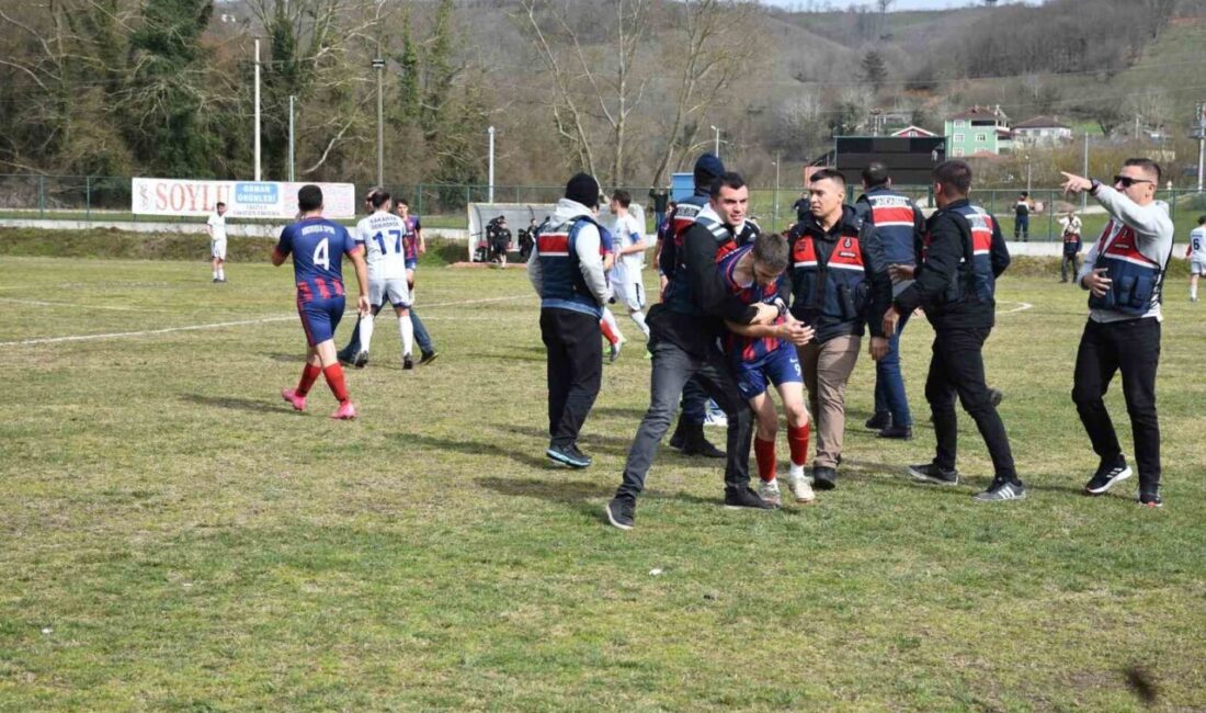 Sakarya 1. Amatör B Grubu 18. haftasında maçta futbolcular kavga etti, saha savaş alanına döndü Sakarya 1. Amatör B Grubu'nda Hacıkışlaspor ile Sakarya Demirspor'un karşılaştığı