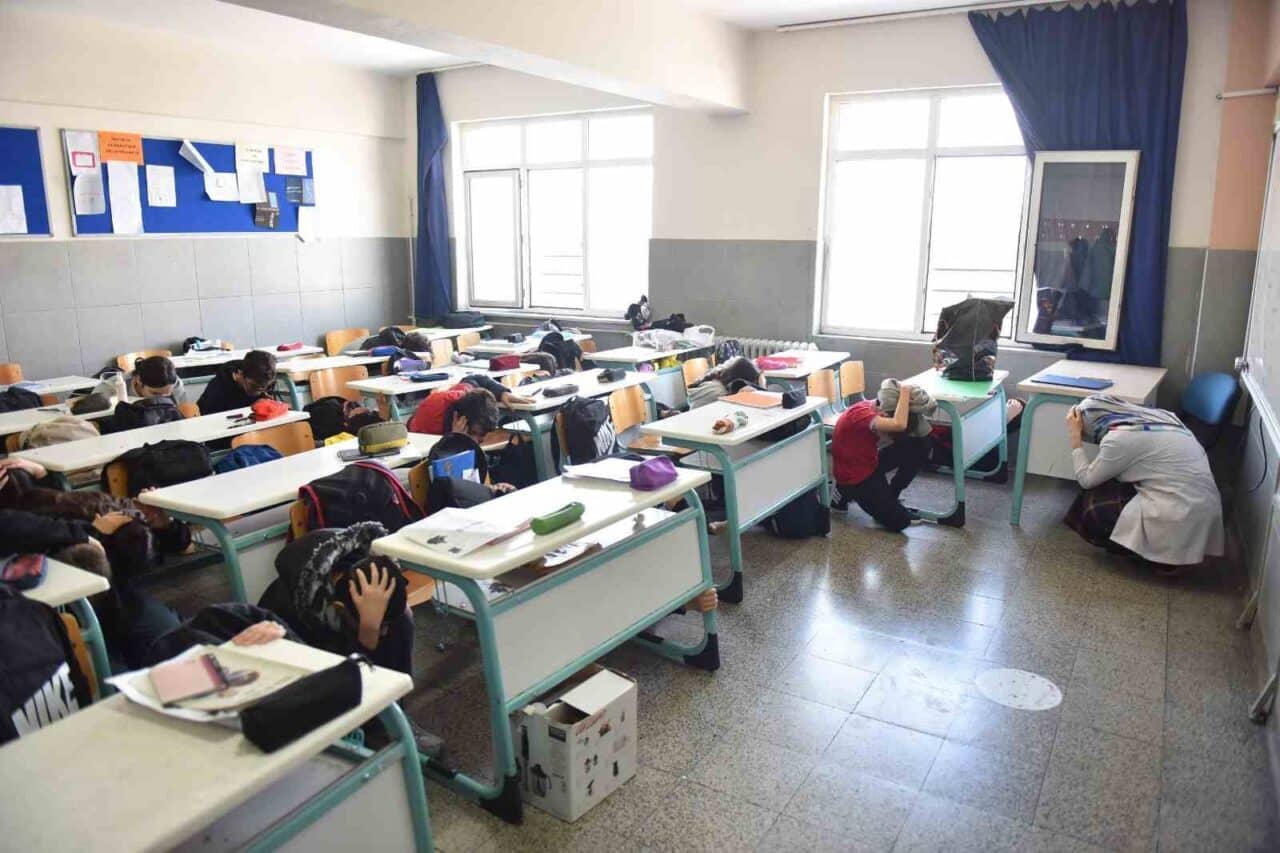 Yıldırım Belediyesi, deprem hazırlığı için 9 okulda eğitim programları düzenleyerek